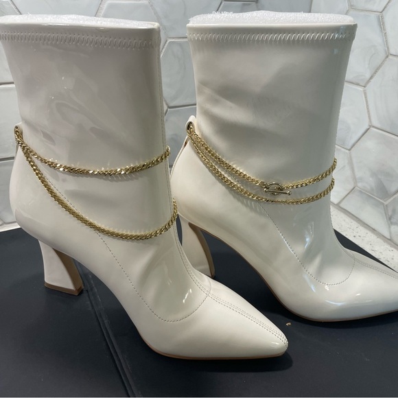 Charles By Charles David LUGO Gold Chain Booties White Size 7 Brand New! Sleek - Picture 6 of 12